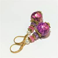 leichte Ohrringe pink violett funkelnd in Acryl handbemalt goldfarben boho edel hippy Bild 4
