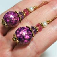leichte Ohrringe pink violett funkelnd in Acryl handbemalt goldfarben boho edel hippy Bild 5
