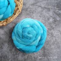 Handgefärbte Wollträume - Lohmi-Design.Handgefärbte Bergschafwolle im Kammzug hellblau Bild 1