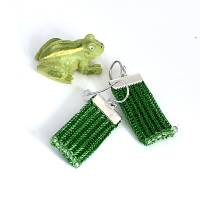 hand gestrickte Ohrringe aus grünem Kupferdraht mit Glasschliffperlen Bild 2