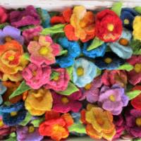 10 bunte Filzblumen bunt gemischt in Form und Farbe zum Basteln und Dekorieren Bild 1