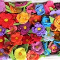 10 bunte Filzblumen bunt gemischt in Form und Farbe zum Basteln und Dekorieren Bild 2