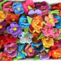 10 bunte Filzblumen bunt gemischt in Form und Farbe zum Basteln und Dekorieren Bild 3