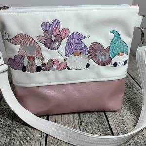 Zwerge - Wichtel - Gnome - Tasche Handtasche Umhängetasche aus tollem Kunstleder handmade bestickt - weiß - rosa Bild 1