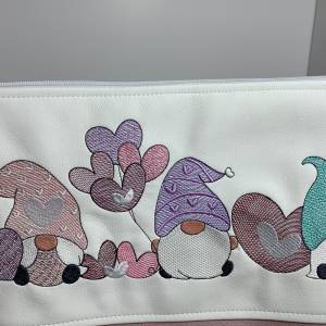 Zwerge - Wichtel - Gnome - Tasche Handtasche Umhängetasche aus tollem Kunstleder handmade bestickt - weiß - rosa Bild 2