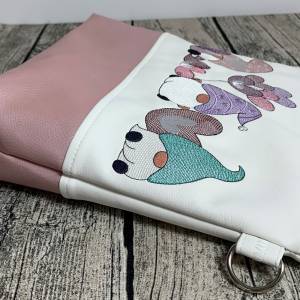Zwerge - Wichtel - Gnome - Tasche Handtasche Umhängetasche aus tollem Kunstleder handmade bestickt - weiß - rosa Bild 6