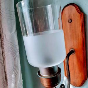 Vintage Messingwandleuchte mit Holzkorpus, Milchglas, rustikal, 1950-1960er Jahre Bild 2