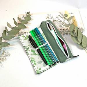 Geschenk Studentin - Stifteetui grün für ca. 12 Stifte,  Federmäppchen mit Gummiband, Stiftemäppchen Mädchen mit Blumen, Bild 2