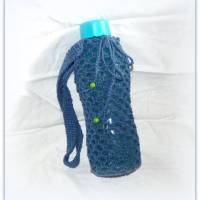 Flaschennetz zum Umhängen für Trinkflaschen, Flaschentasche Handarbeit gehäkelt Bild 1
