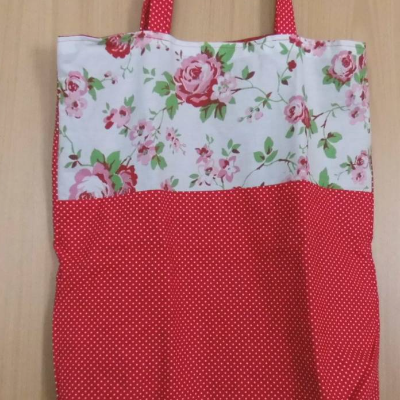 Tasche / Beutel Einkaufsbeutel, Stofftasche mit Rosen auf rot - der Umwelt zuliebe
