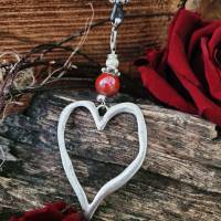 Moderne Kette Herz mit roter Perle an Lederband Bild 1