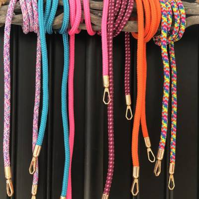 Taschenhenkel aus Segelseil mit goldfarbenen drehbaren Karabinern in unterschiedlichen Farben und Längen