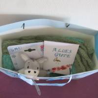 Geschenkset - Babydecke mit Spielzeug und Karte Bild 3