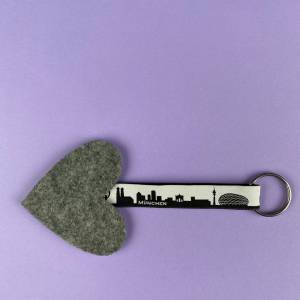 Schlüsselanhänger Skyline München schwarz / weiß mit einem hellgrauen Herz aus Filz - Geschenkideen - Liebe zur Heimat. Bild 5