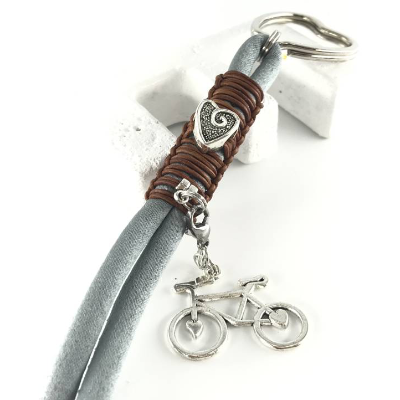 Handgefertigter Schlüsselanhänger mit Herz und Fahrrad