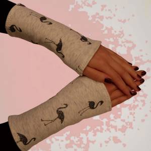 Glitzer Flamingo Armstulpen mit flauschiger Fleece-Innenseite doppelseitiger Stoff. Geschenke für Frauen. Pulswärmer. Bild 1