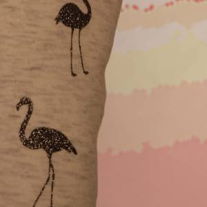 Glitzer Flamingo Armstulpen mit flauschiger Fleece-Innenseite doppelseitiger Stoff. Geschenke für Frauen. Pulswärmer. Bild 3