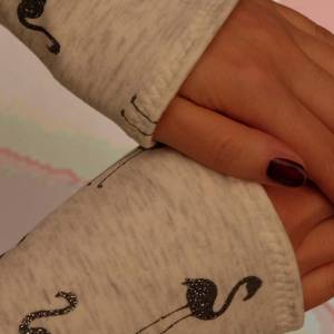 Glitzer Flamingo Armstulpen mit flauschiger Fleece-Innenseite doppelseitiger Stoff. Geschenke für Frauen. Pulswärmer. Bild 4