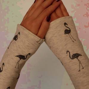 Glitzer Flamingo Armstulpen mit flauschiger Fleece-Innenseite doppelseitiger Stoff. Geschenke für Frauen. Pulswärmer. Bild 6