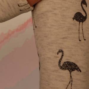 Glitzer Flamingo Armstulpen mit flauschiger Fleece-Innenseite doppelseitiger Stoff. Geschenke für Frauen. Pulswärmer. Bild 9