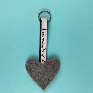 Schlüsselanhänger mit Skyline der schönen Nordsee und einem Herz aus Filz in hellgrau - Liebe zur Heimat - Geschenkideen Bild 1