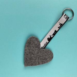 Schlüsselanhänger mit Skyline der schönen Nordsee und einem Herz aus Filz in hellgrau - Liebe zur Heimat - Geschenkideen Bild 8