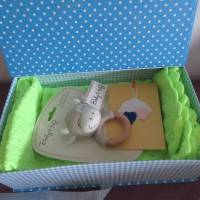Geschenkset - Babydecke mit Spielzeug und Karte Bild 1