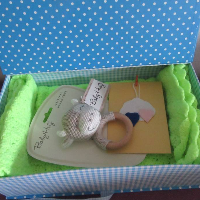 Geschenkset - Babydecke mit Spielzeug und Karte