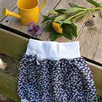 Babykleidung - Pumphose - Sommerhose - kurz und bequem - dunkelgrau / Weiß mit kleinen Blüten - Gr. 74/80 Bild 2