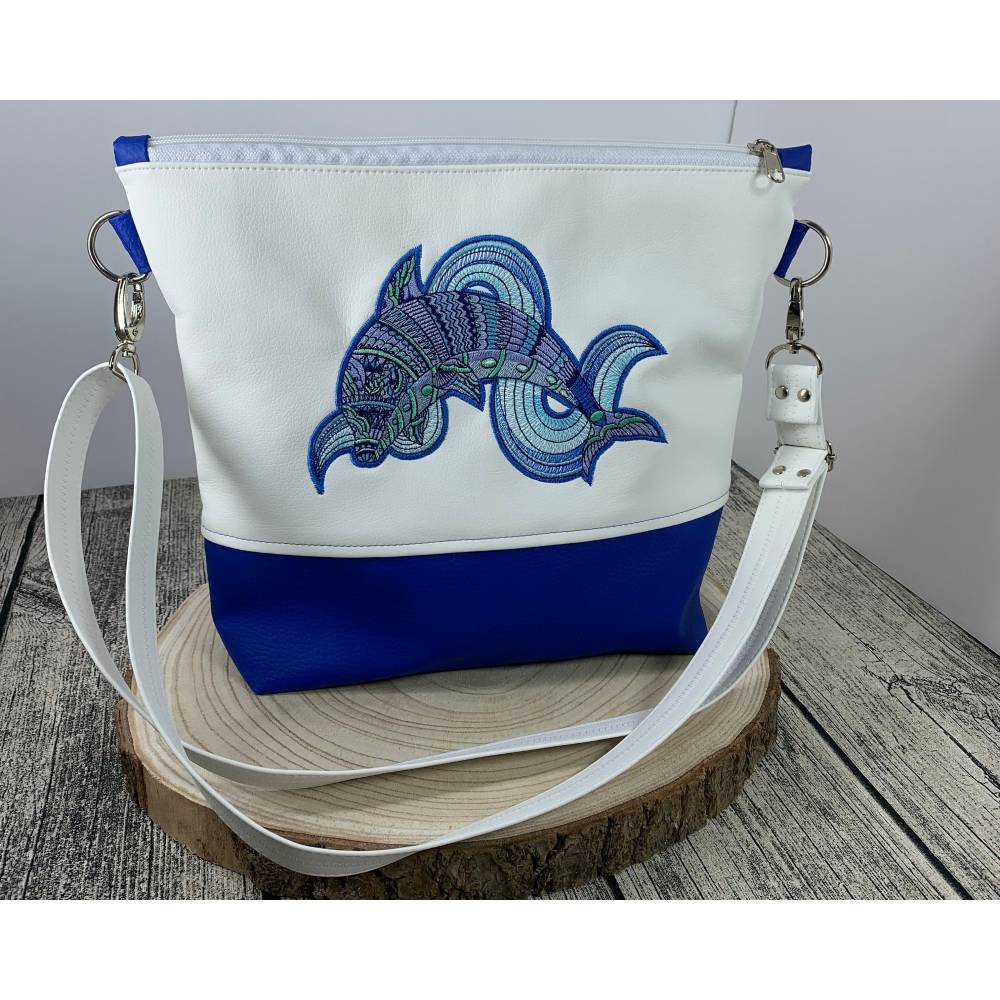 Kleine Handtasche Delfin Umhängetasche Schultertasche Tasche mit Anhänger Herz handmade Kunstleder 