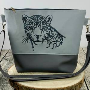 Leopard - Jaguar - Tasche Handtasche Umhängetasche Milow aus tollem Kunstledergenäht und bestickt hellgrau/dunkelgrau Bild 1