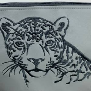 Leopard - Jaguar - Tasche Handtasche Umhängetasche Milow aus tollem Kunstledergenäht und bestickt hellgrau/dunkelgrau Bild 2