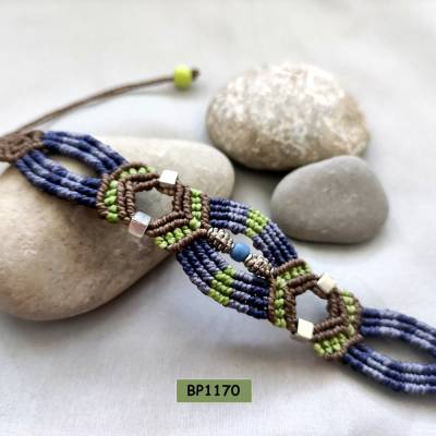 extravagantes Makramee Armband mit Cutouts und kleinen Perlen