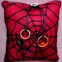 Ringkissen Gothic Hochzeit quadratisch schwarz auf weinrotem Grund und Spinnennetz mit Spinne Steampunk Bild 1