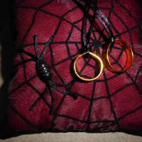 Ringkissen Gothic Hochzeit quadratisch schwarz auf weinrotem Grund und Spinnennetz mit Spinne Steampunk Bild 2