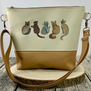 Katzen - Tasche Handtasche Umhängetasche Milow aus tollem Kunstleder handmade genäht und bestickt beige und braun Bild 1