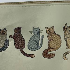 Katzen - Tasche Handtasche Umhängetasche Milow aus tollem Kunstleder handmade genäht und bestickt beige und braun Bild 2