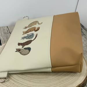Katzen - Tasche Handtasche Umhängetasche Milow aus tollem Kunstleder handmade genäht und bestickt beige und braun Bild 4