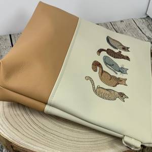 Katzen - Tasche Handtasche Umhängetasche Milow aus tollem Kunstleder handmade genäht und bestickt beige und braun Bild 6