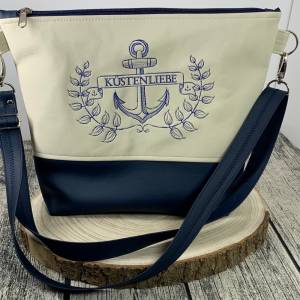 Anker Küstenliebe maritim Tasche Handtasche Umhängetasche Milow aus Kunstleder genäht und bestickt beige/dunkelblau Bild 1