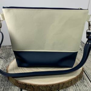 Anker Küstenliebe maritim Tasche Handtasche Umhängetasche Milow aus Kunstleder genäht und bestickt beige/dunkelblau Bild 3