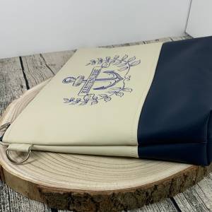 Anker Küstenliebe maritim Tasche Handtasche Umhängetasche Milow aus Kunstleder genäht und bestickt beige/dunkelblau Bild 6