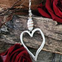 Moderne Kette Herz mit weiss gemusterter Perle an Lederband Bild 1
