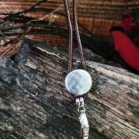 Moderne Kette Herz mit weiss gemusterter Perle an Lederband Bild 2
