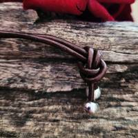 Moderne Kette Herz mit weiss gemusterter Perle an Lederband Bild 3