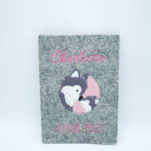 Geschenk Geburt Baby U-Heft, U-Hefthülle aus Filz bestickt personalisiert "In Liebe" mit Namen und Datum Weihnac Bild 1