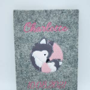 Geschenk Geburt Baby U-Heft, U-Hefthülle aus Filz bestickt personalisiert "In Liebe" mit Namen und Datum Weihnac Bild 2