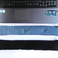 Tastaturkissen mittellang 37 cm Handballenauflage Handgelenkstütze Dinkelspelz Dinkelspreu ergonomisch schwarz Jeans Bild 1