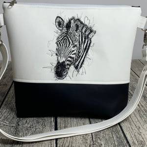 Zebra - Tasche Handtasche Umhängetasche aus tollem Kunstleder handmade bestickt mit einem Zebra grau schwarz/weiß schwar Bild 1