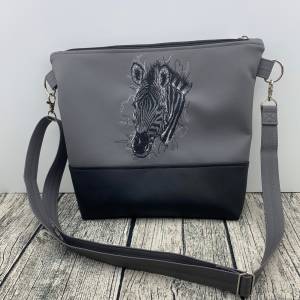 Zebra - Tasche Handtasche Umhängetasche aus tollem Kunstleder handmade bestickt mit einem Zebra grau schwarz/weiß schwar Bild 2